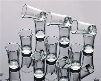 Cốc thủy tinh bắn nhỏ rõ ràng
