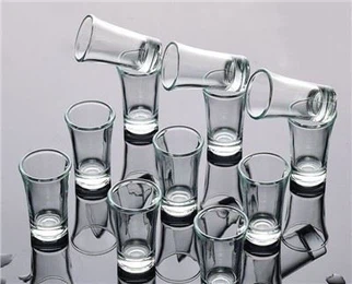 Cốc thủy tinh bắn nhỏ rõ ràng